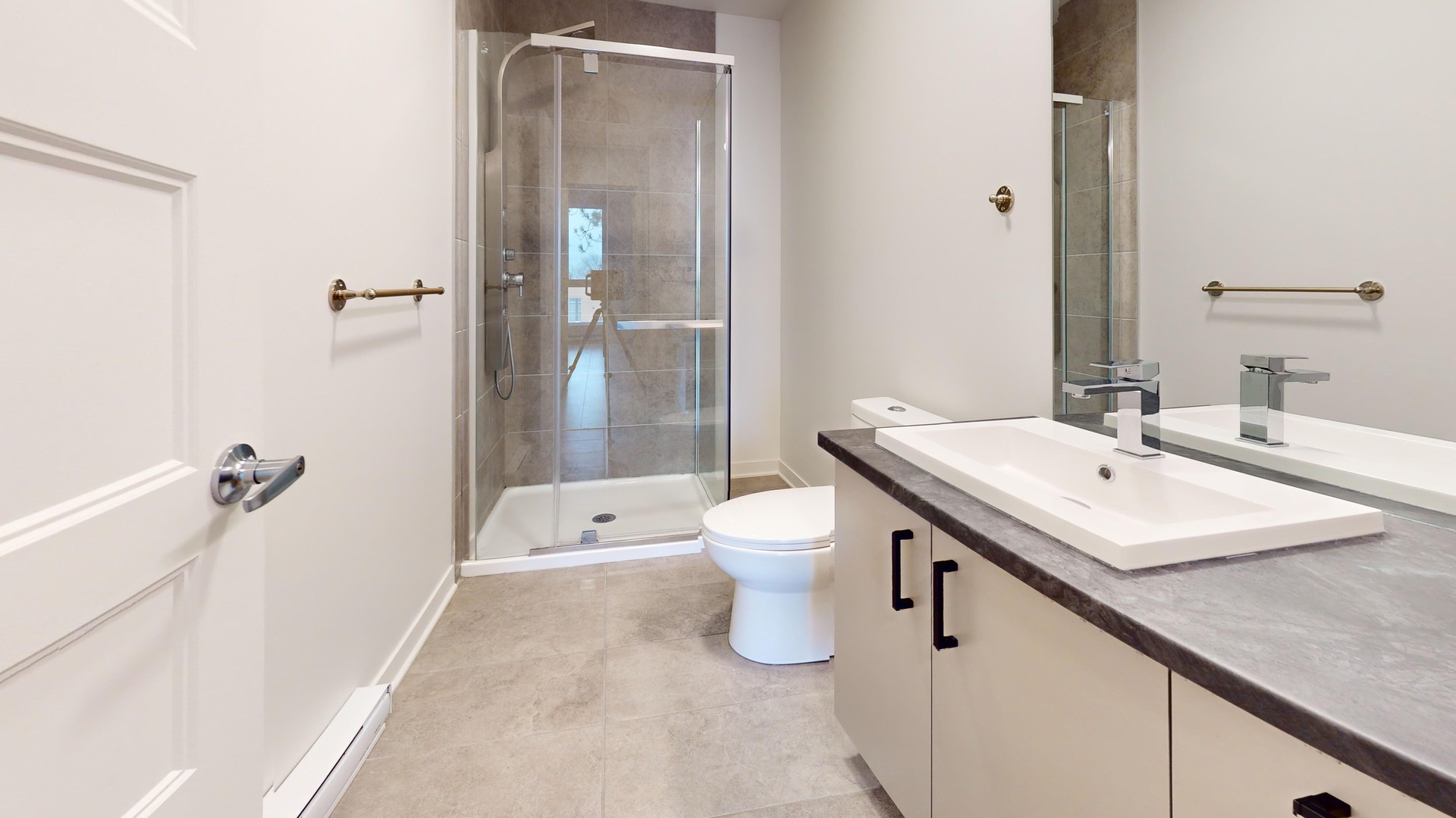 QG_Siege Social - Condo locatif_Unite-402-Bathroom 1