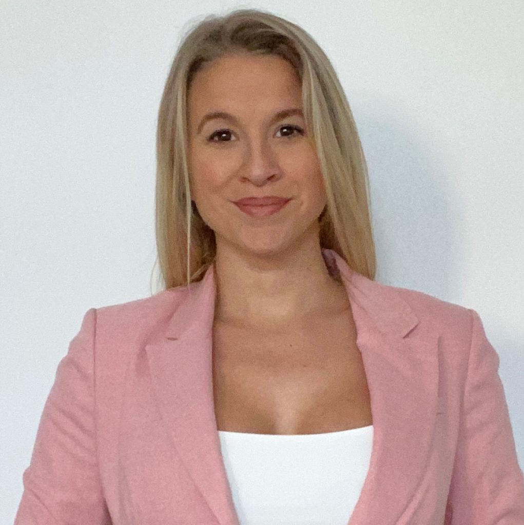 Photo d'une femme blonde au veston rose